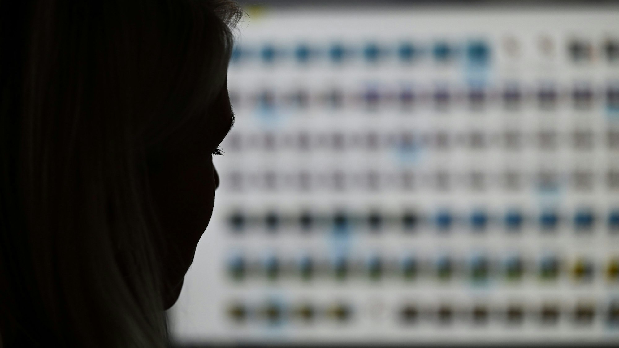 Eine Ermittlerin sichtet sichergestelltes Material von Kinderpornografie.