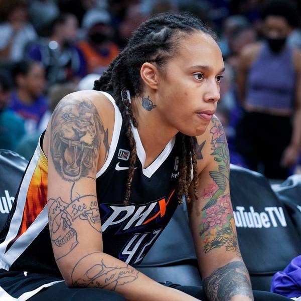 Brittney Griner sitzt während eines Spiels am Rand im Phoenix Mercury Center. Sie schaut ernst.