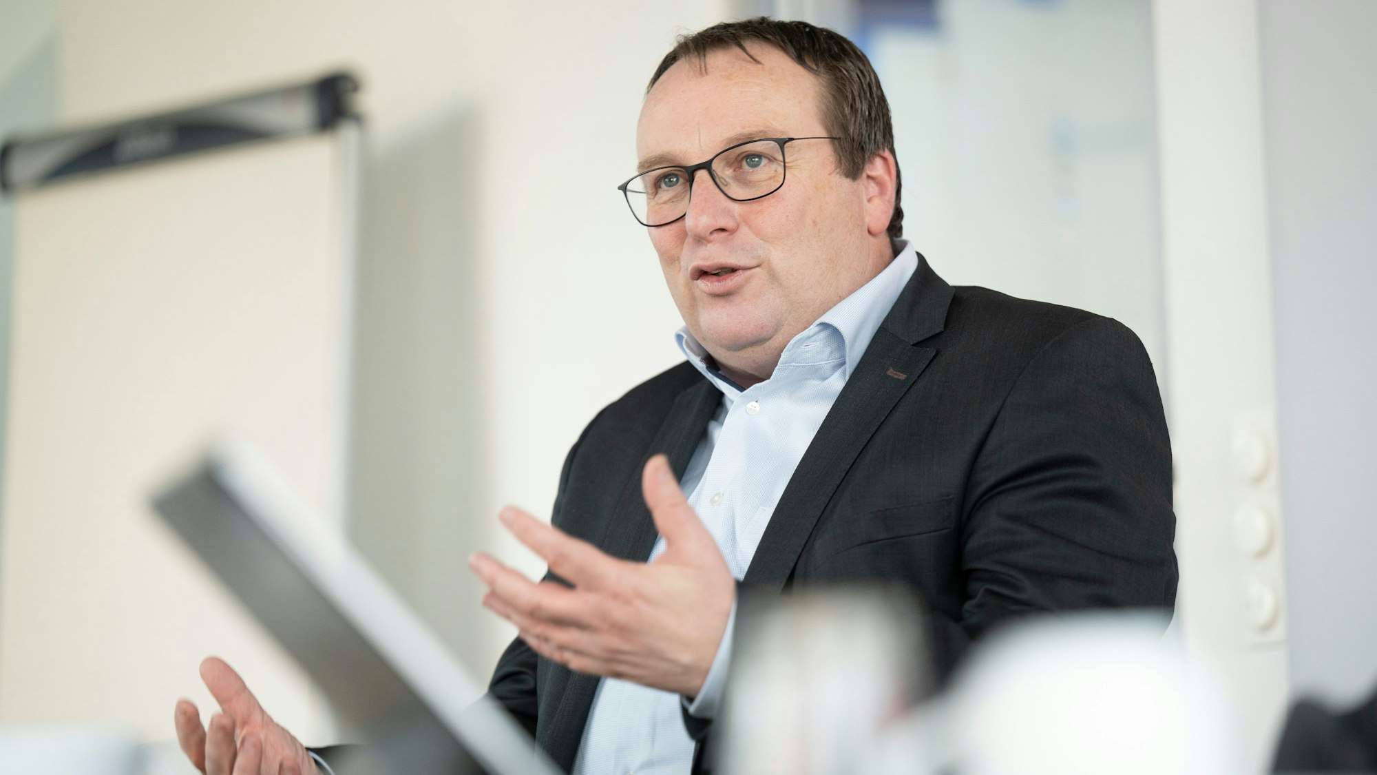 NRW-Verkehrsminister Oliver Krischer spricht bei einer Pressekonferenz.