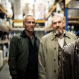 Viktor Raschke (Manfred Zapatka) wird in seinem Feinkostladen von den Kommissaren Max Ballauf (Klaus J. Behrendt) und Freddy Schenk (Dietmar Bär) zum Tod seines Sohnes befragt.