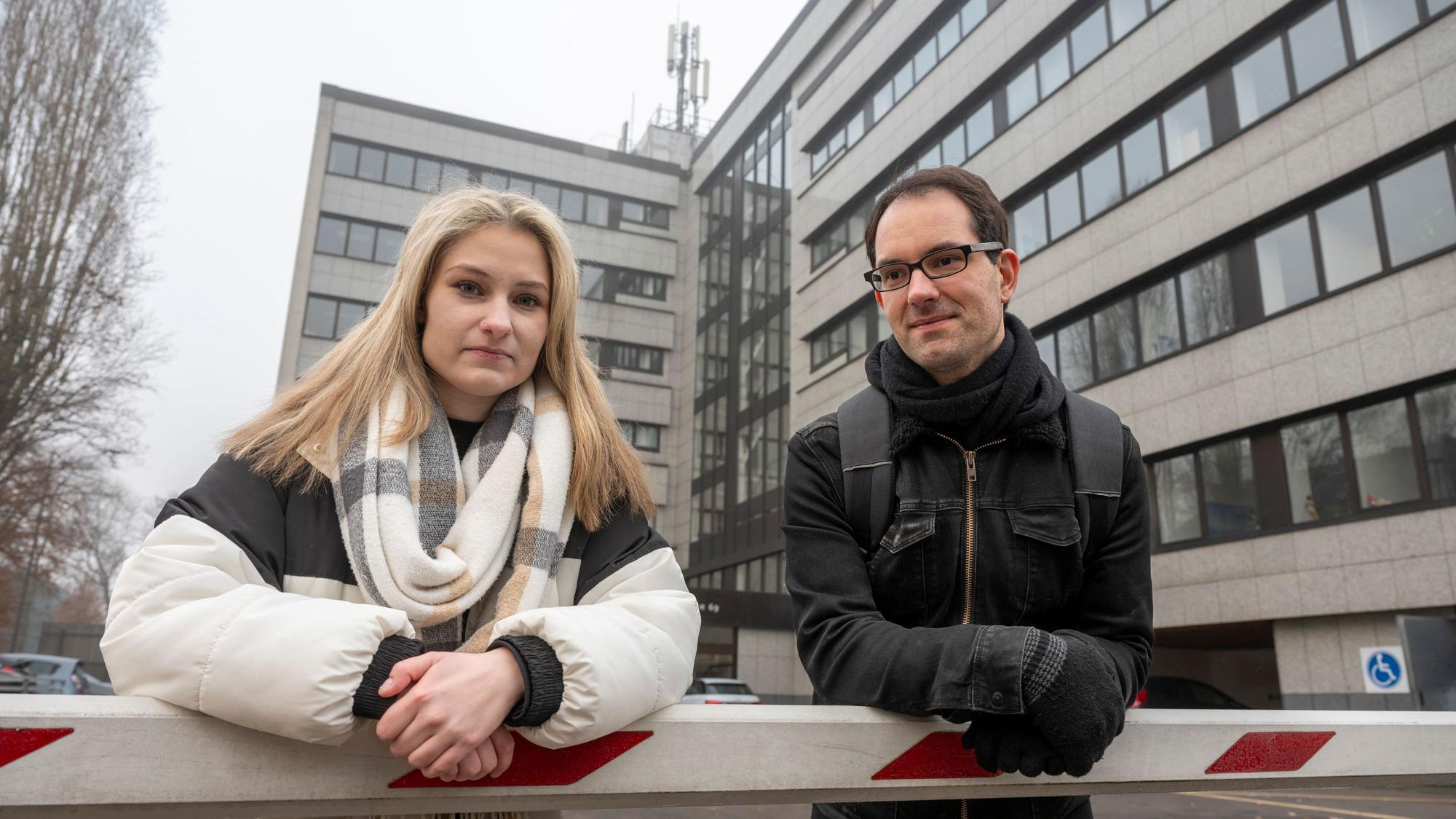 Christin Quenter und Tobias Schmitt stehen vor dem mehrstöckigen Gebäude der DAA-Pflegefachschule in Ehrenfeld.