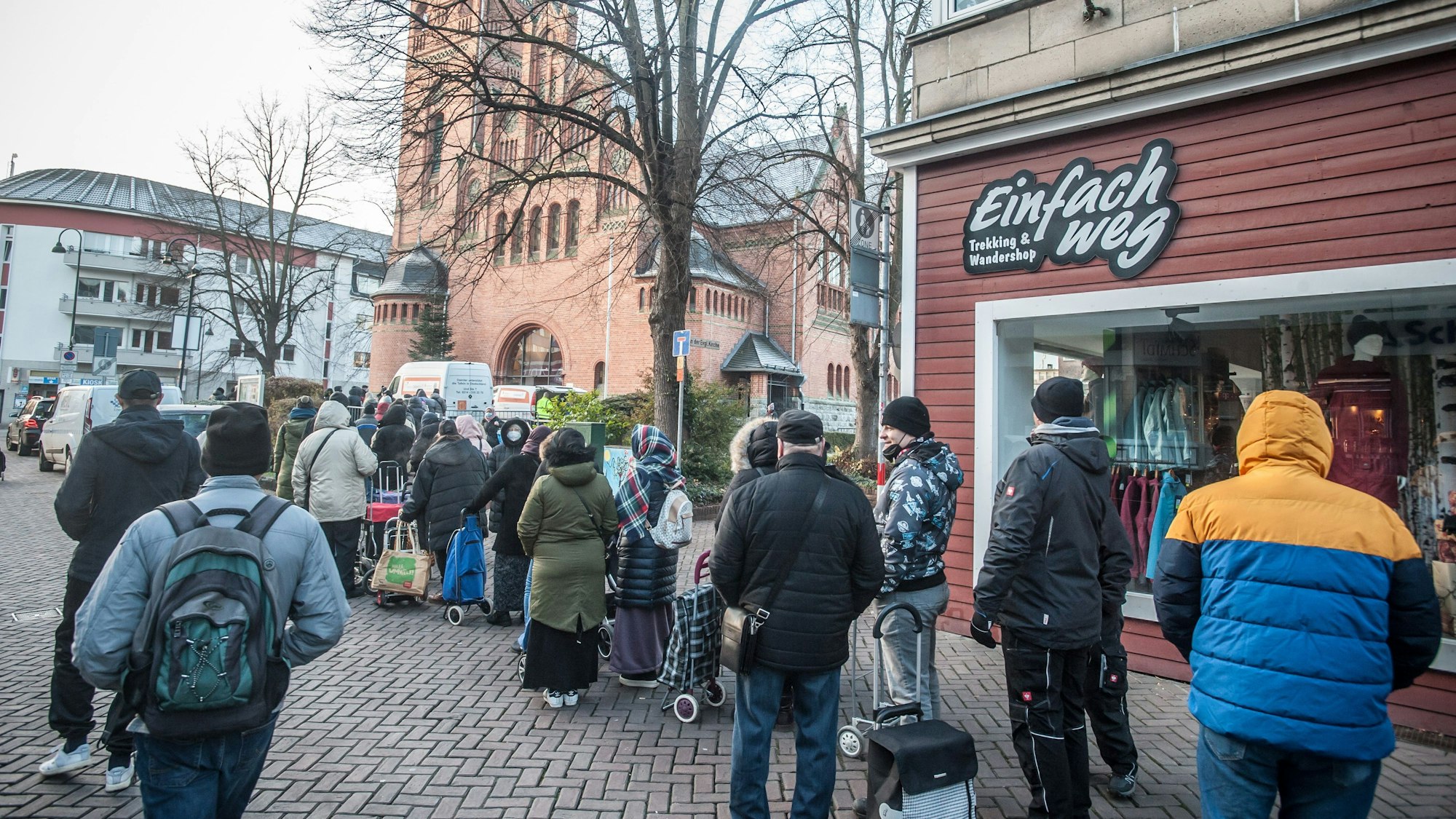 Ausgabe in der Christuskirche: Weihnachtspakete von der Tafel. Foto: Ralf Krieger