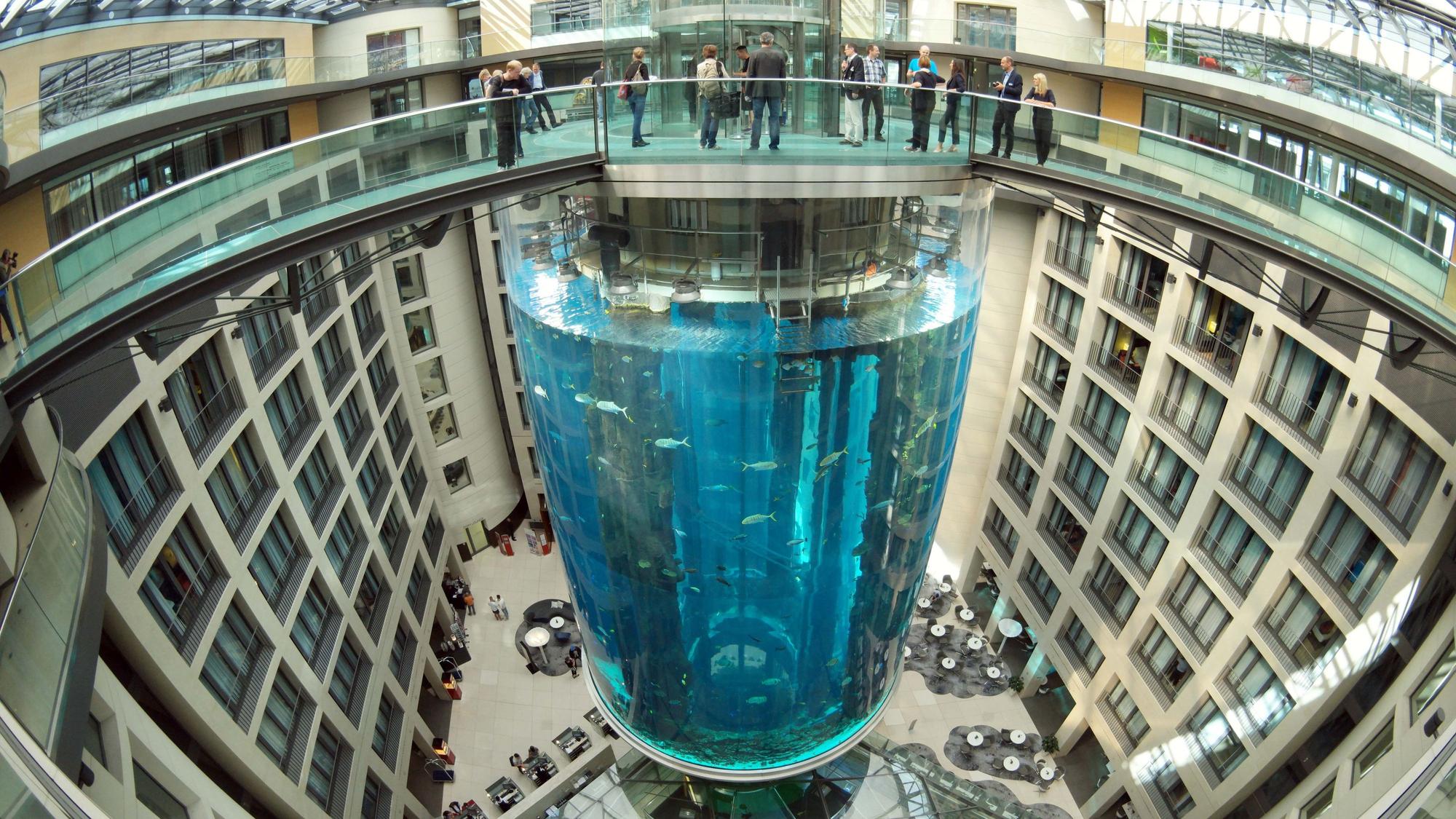 Blick auf den AquaDom im Sea Life, das größte freistehende zylindrische Aquarium der Welt. Das riesige Aquarium in einem Hotel ist in der Nacht zum 16.12.2022 leck geschlagen. Wasser strömte dabei bis auf die Straße.