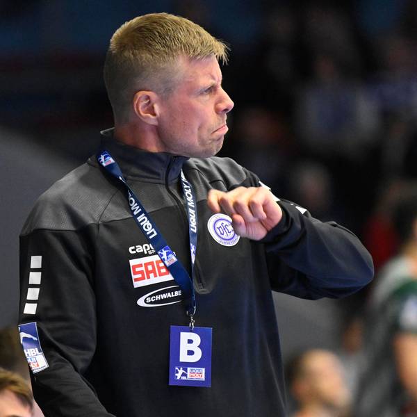 Der Trainer des VfL Gummersbach, Gudjon Valur Sigurdsson, gestikuliert.