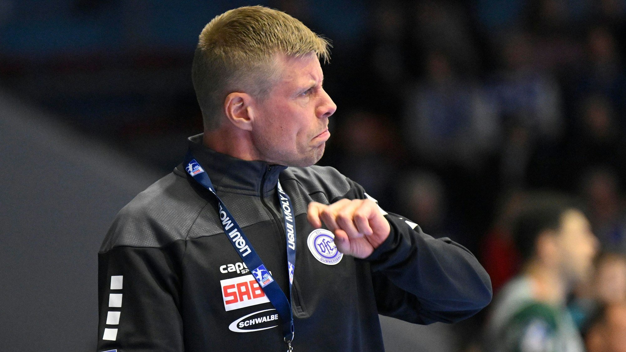 Der Trainer des VfL Gummersbach, Gudjon Valur Sigurdsson, gestikuliert.