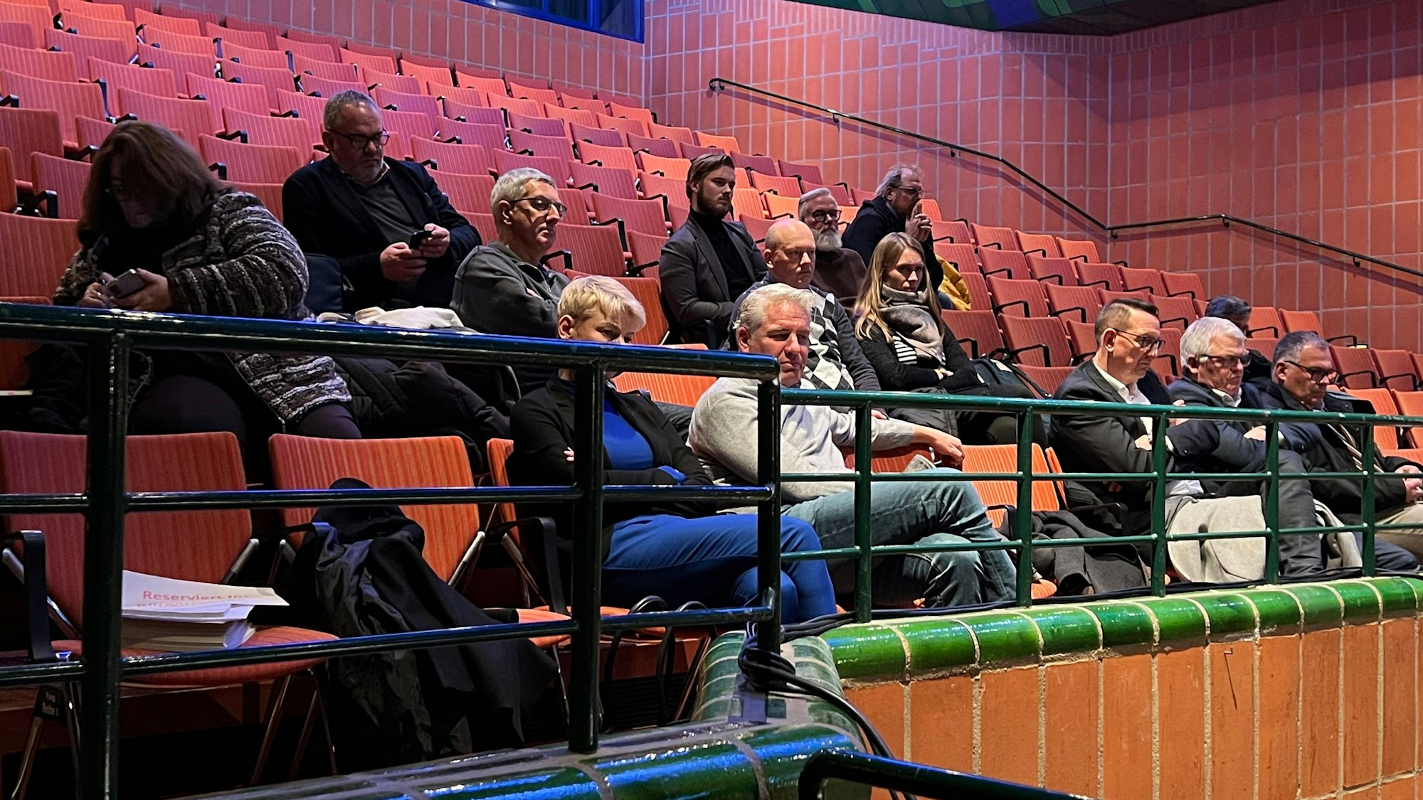 Der Kreistag Rhein-Berg hat zwar am 15.12.22 Etat und Stellenplan verabschiedet Mehrere BürgerInnenmeisterInnen verfolgten die Debatte von der  Zuschauertribüne aus.