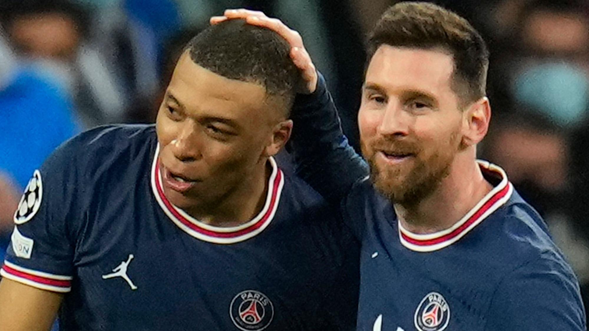 Lionel Messi (r) beglückwünscht Kylian Mbappe (l) von PSG nach dessen erstem Tor für die Mannschaft.