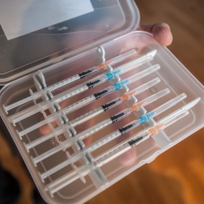 Letzter Tag im Impfzentrum. Aufgezogene Spritzen in einer Dose zu sehen. Foto: Ralf Krieger