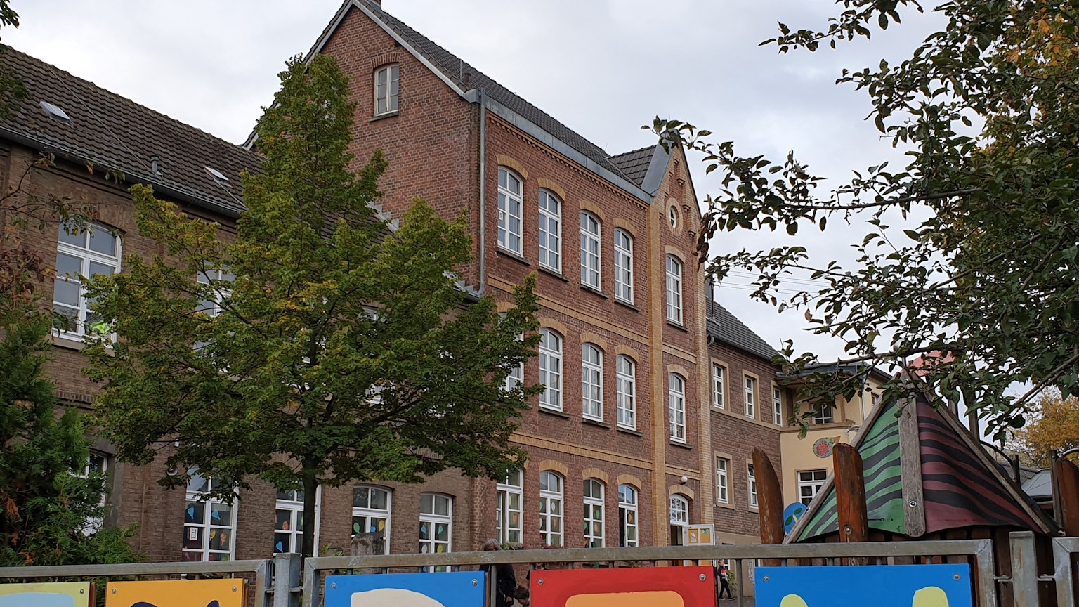 Die Grundschule in Hürth-Kendenich-Schild
