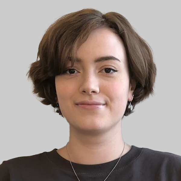 Ein Student sitzt in einem ansonsten leeren Vorlesungssaal.