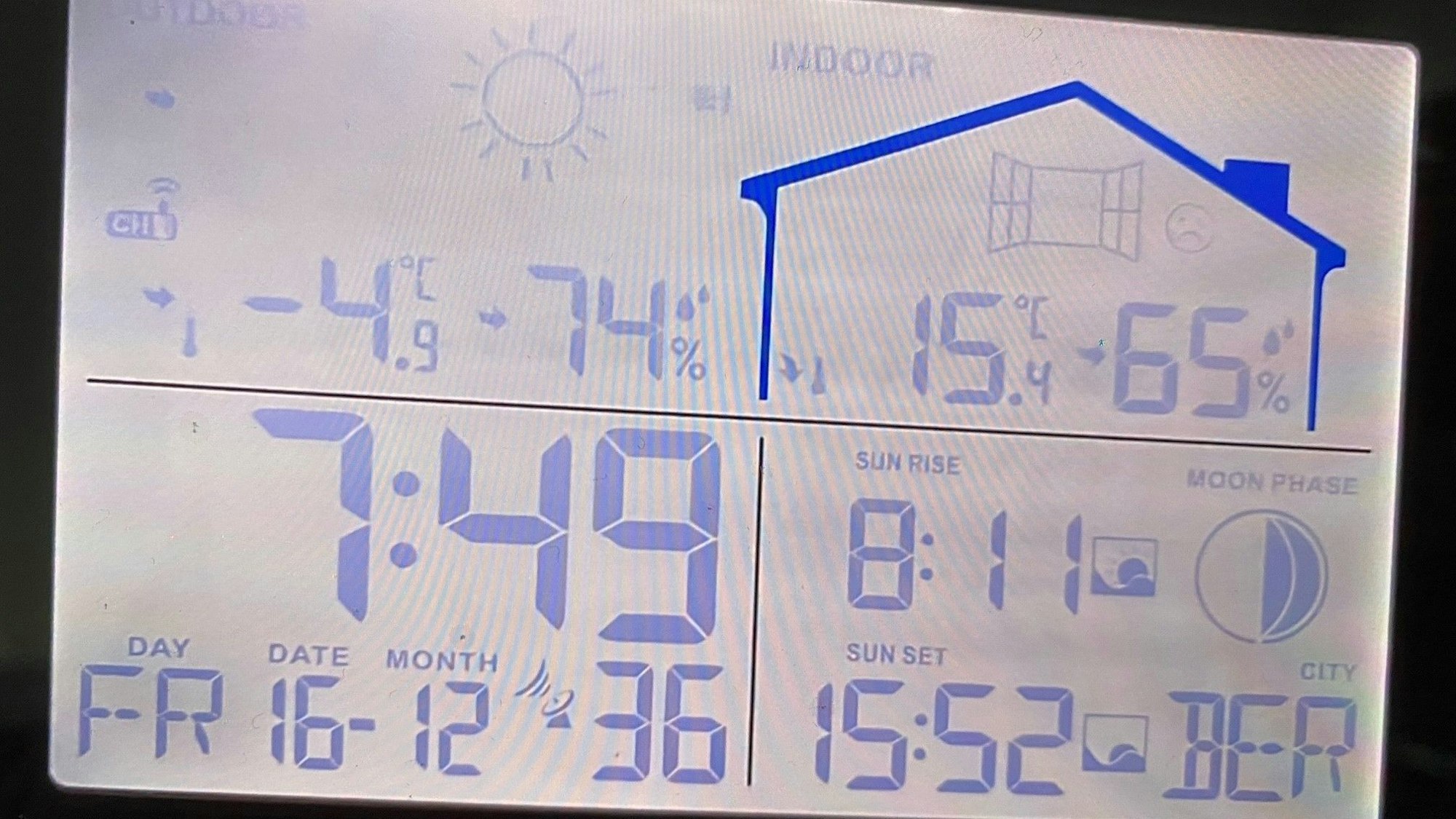 Die Temperaturanzeige in der Wohnung der Mieterin zeigt 15 Grad Raumtemperatur an.
