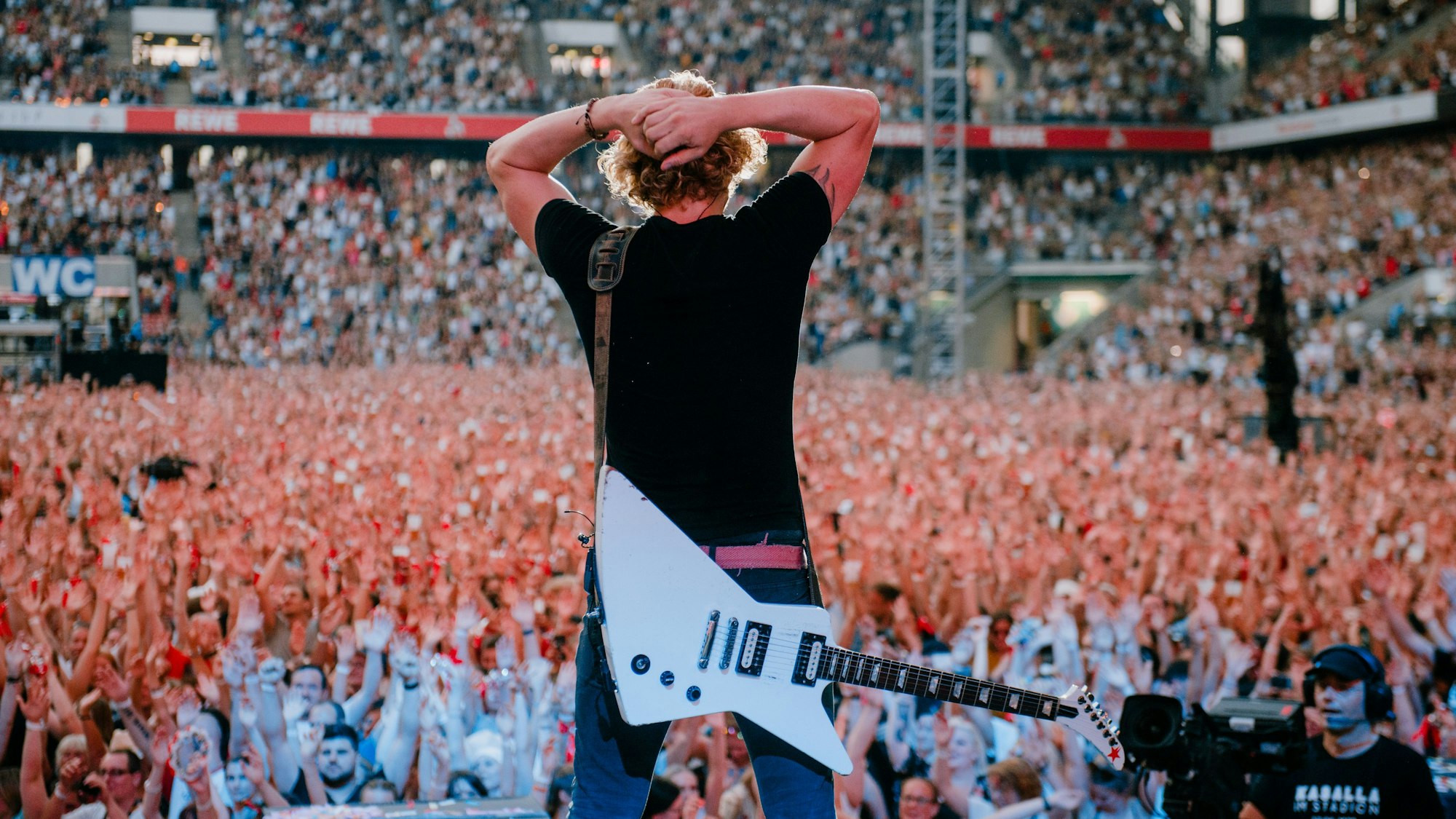 Die Band Kasalla steht vor ihrem Publikum im Rhein-Energie-Stadion.