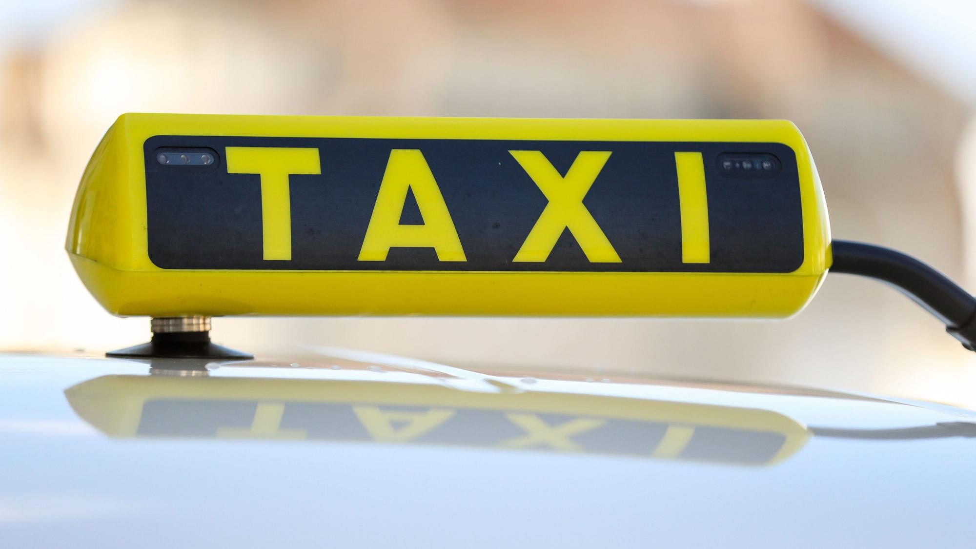 Ein Taxischild auf einem Taxi