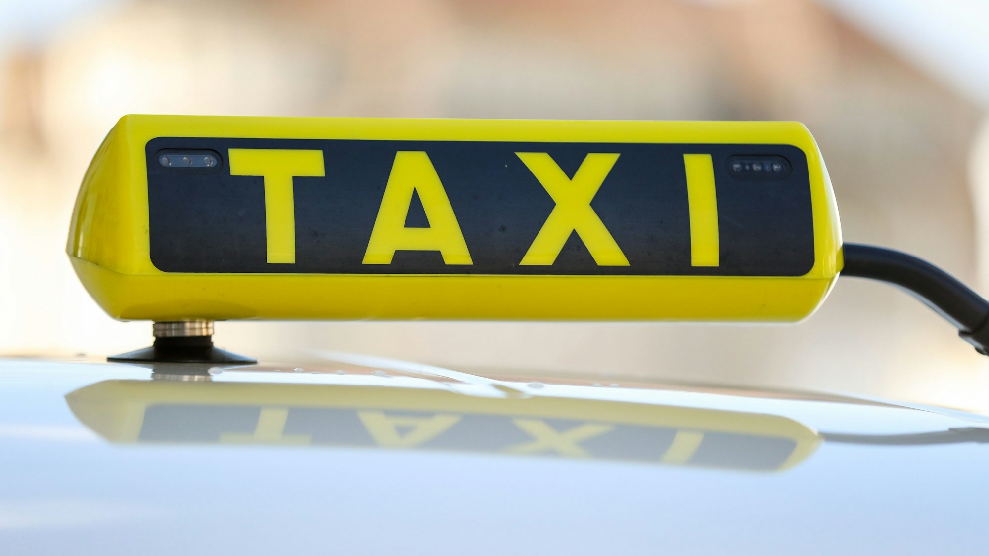Ein Taxischild auf einem Taxi