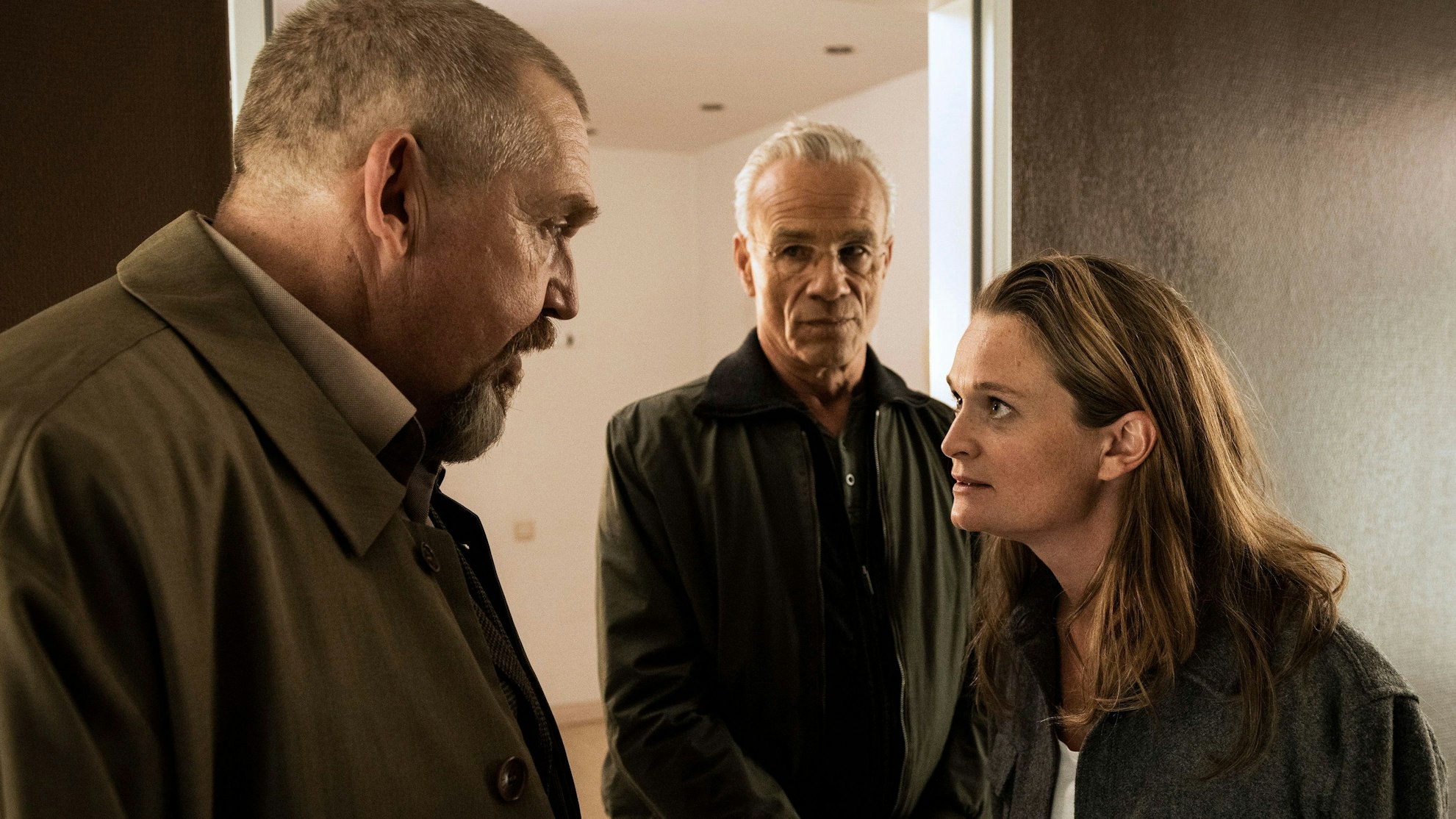 Sonja Schenk (Natalie Spinell) nimmt ihren Freund Karim in Schutz - auch gegen ihren Vater Freddy Schenk (Dietmar Bär) und dessen Kollegen Max Ballauf (Klaus J. Behrendt).