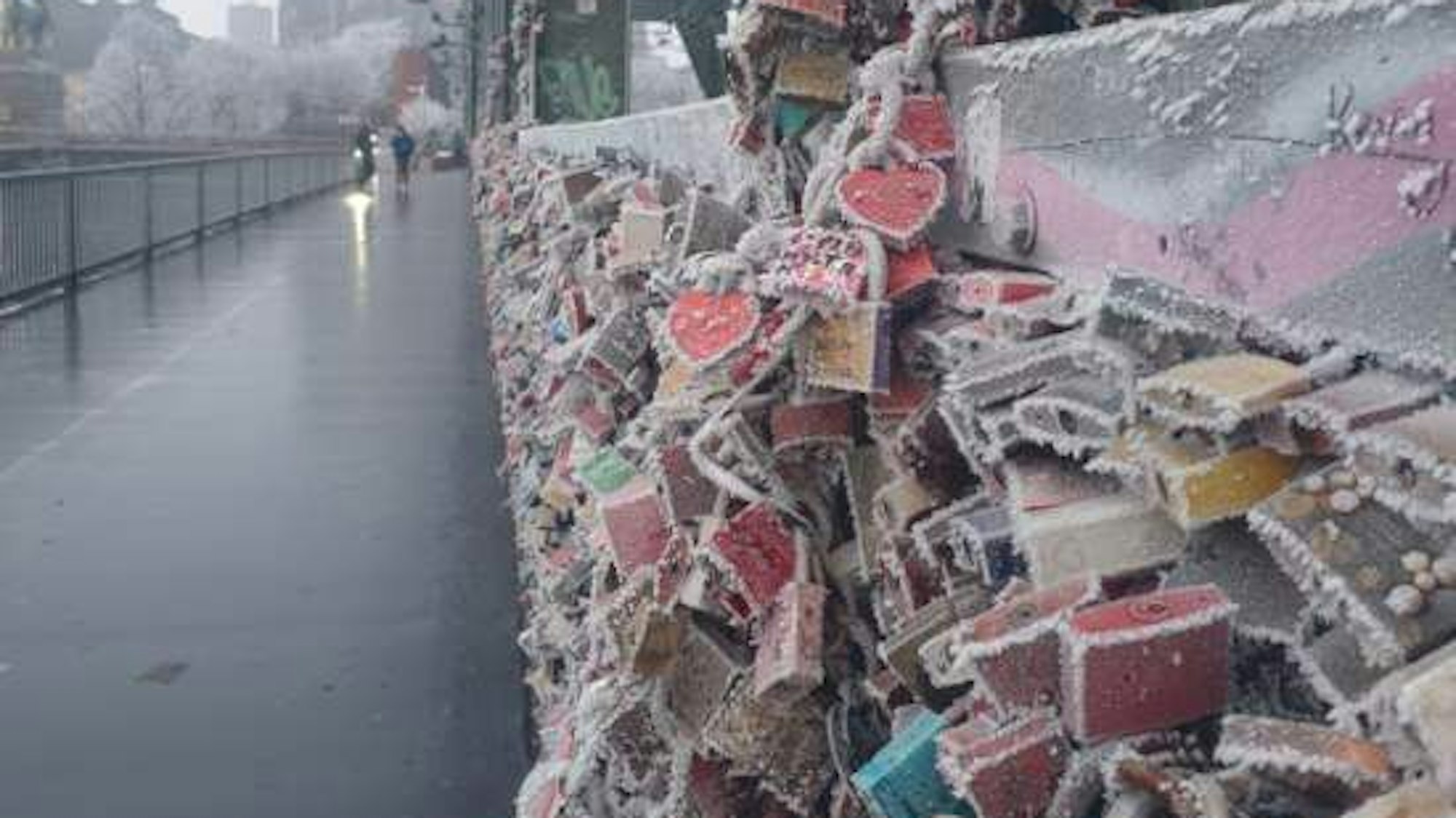 Eingefrorene Schlösser hängen an der Hohenzollernbrücke.
