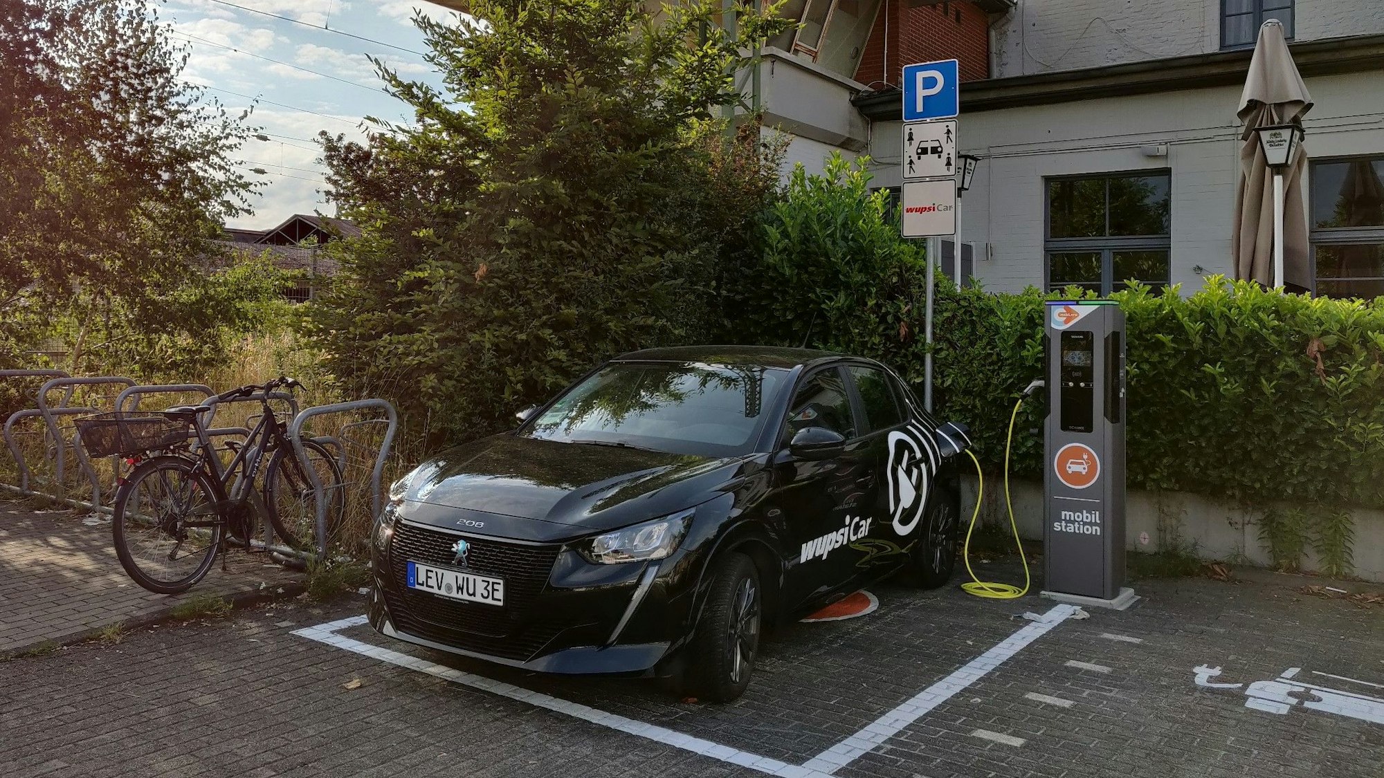 Eine Mobilstation mit E-Car-Sharing am Leichlinger Bahnhof. (Archivbild)