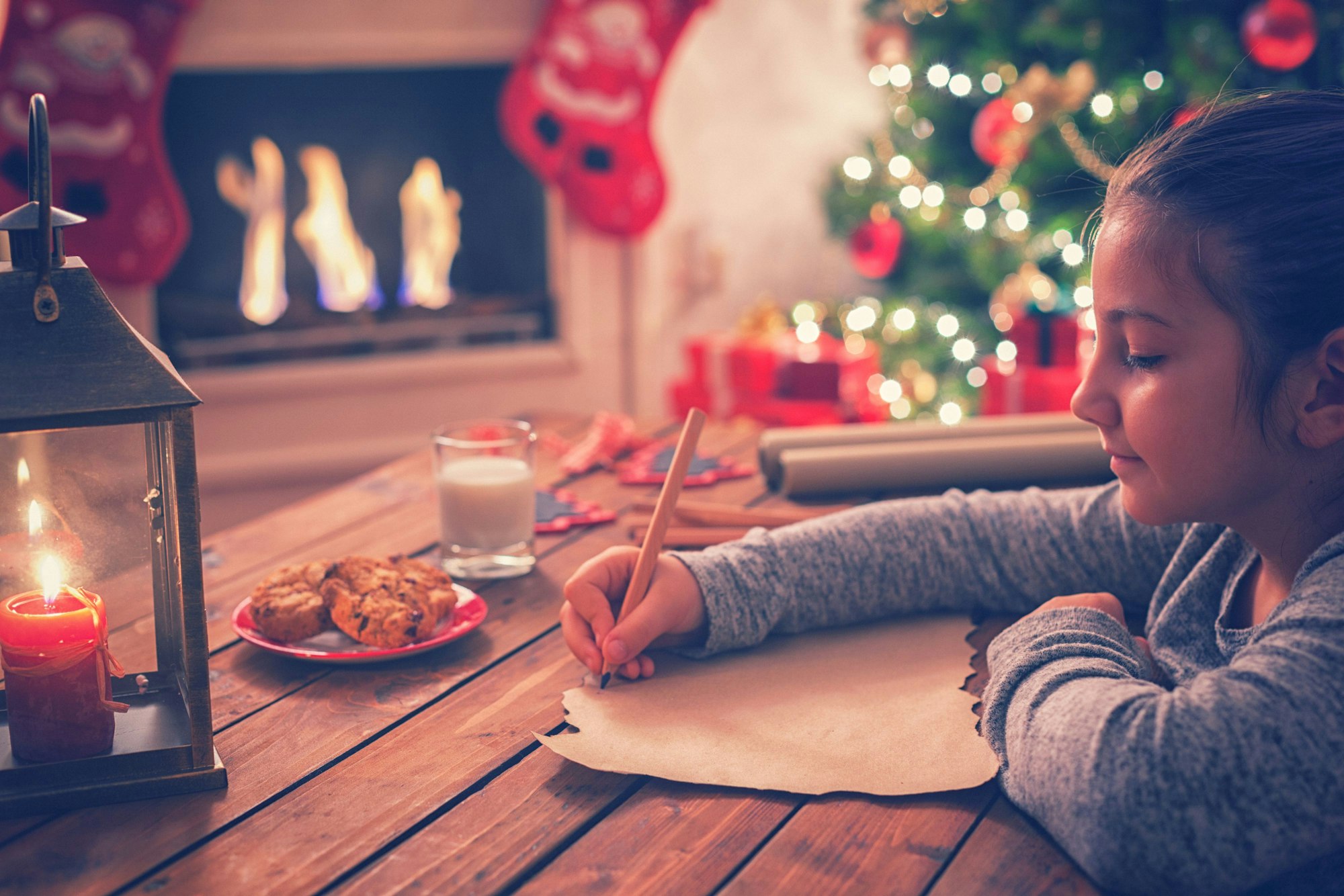 Ein Mädchen schreibt auf einen Zettel.