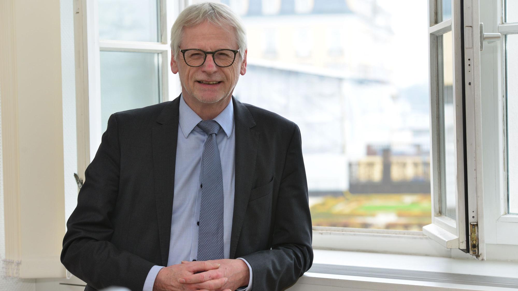 Bürgermeister Dieter Freytag (SPD) am Fenster seines Büros