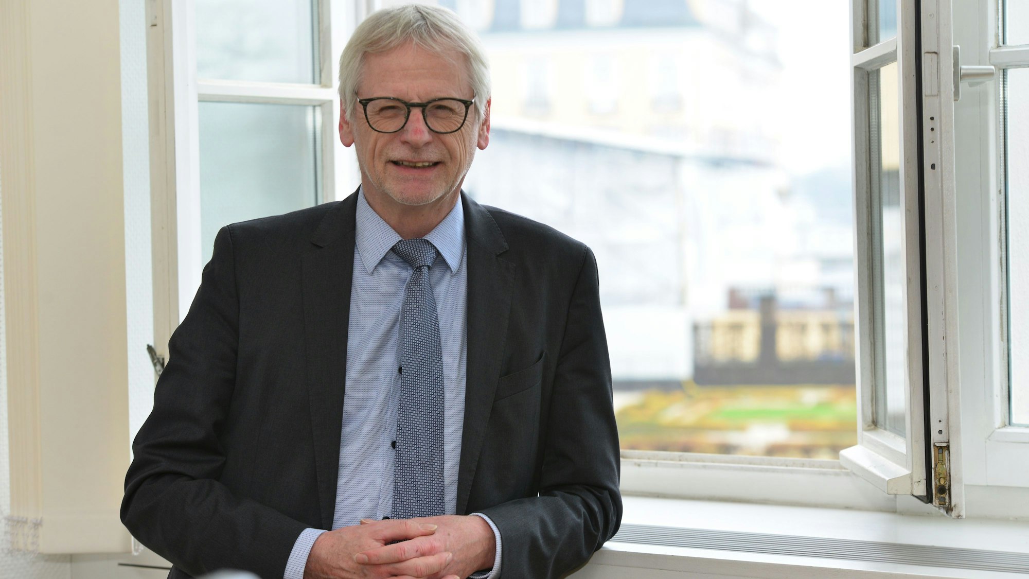 Bürgermeister Dieter Freytag (SPD) am Fenster seines Büros