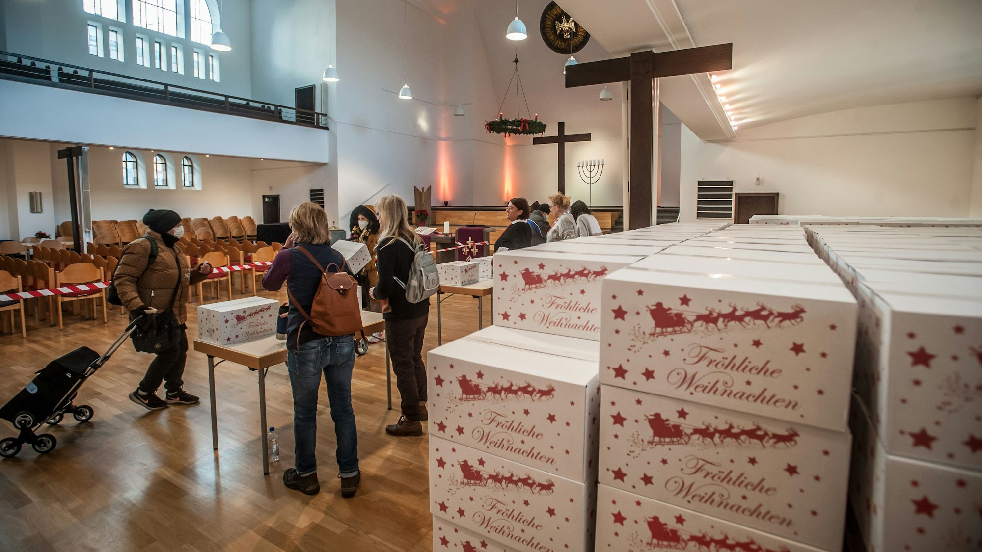 Ausgabe in der Christuskirche: Weihnachtspakete von der Tafel. Foto: Ralf Krieger
