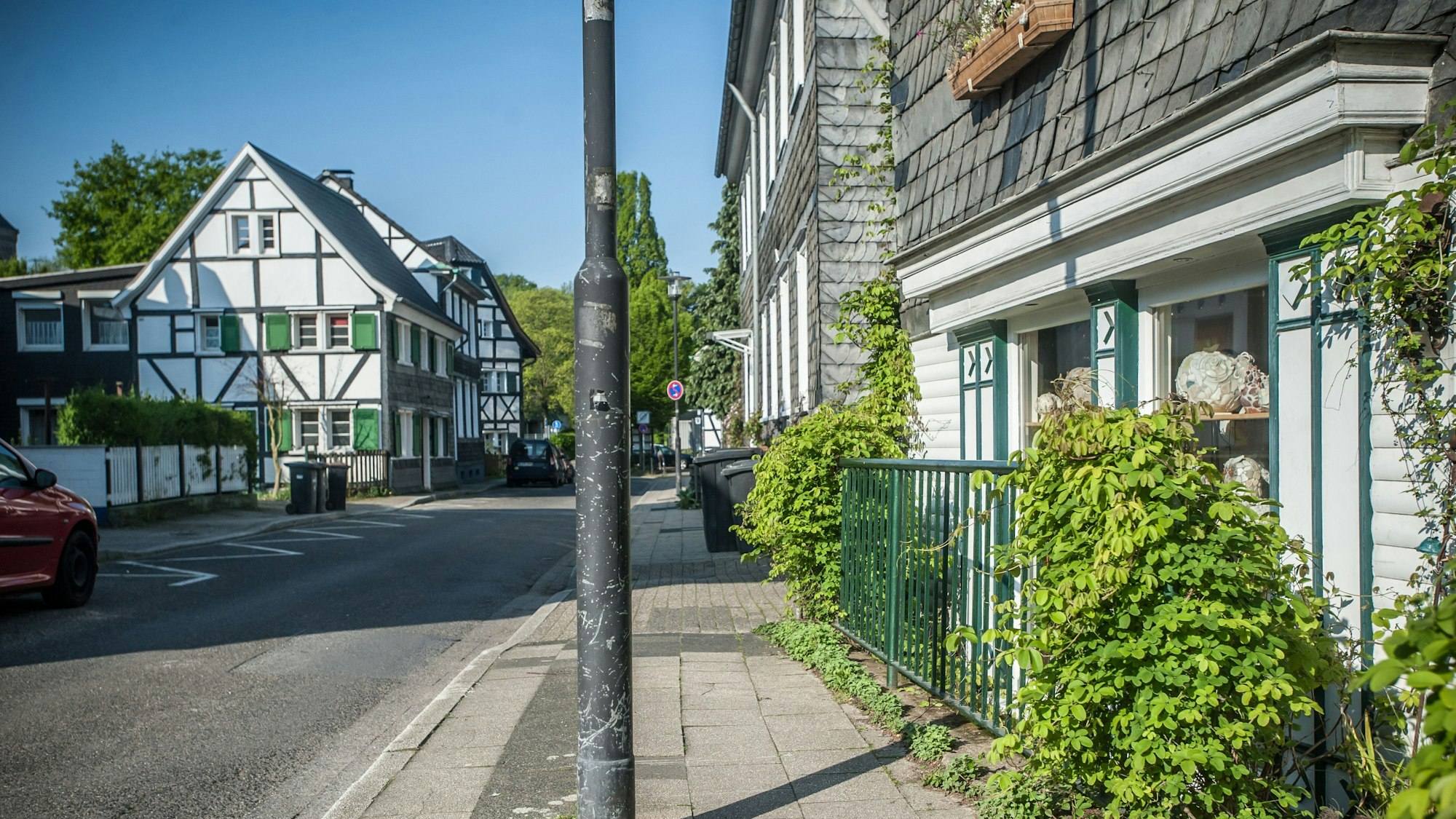 Blick in die menschenleere Mittelstraße mit ihren Fachwerkhäusern.