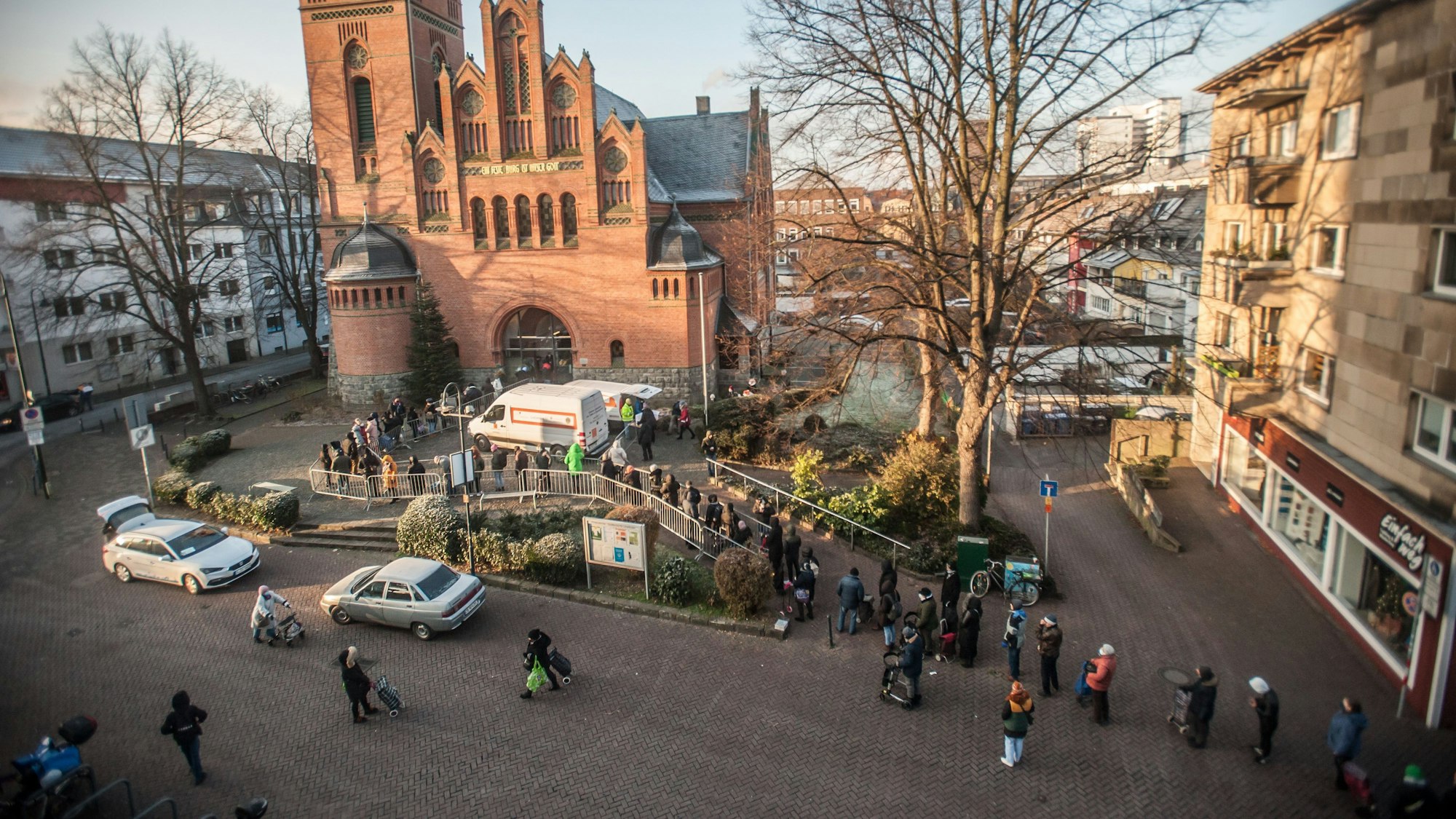 Ausgabe in der Christuskirche: Weihnachtspakete von der Tafel. Foto: Ralf Krieger