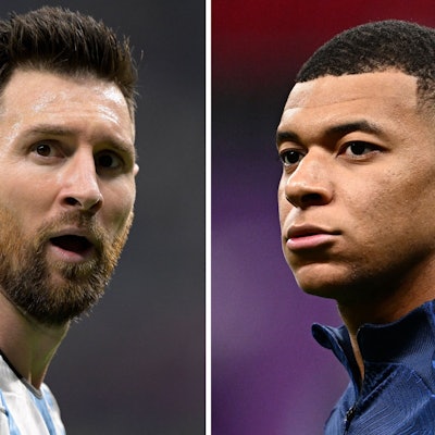Dieses Kombinationsfoto, das am 15. Dezember 2022 während der Fußballweltmeisterschaft in Katar 2022 aufgenommen wurde, zeigt den argentinischen Stürmer Nr. 10 Lionel Messi (L) in Al-Rayyan, westlich von Doha, am 3. Dezember 2022 und den französischen Stürmer Nr. 10 Kylian Mbappe in Al Khor.