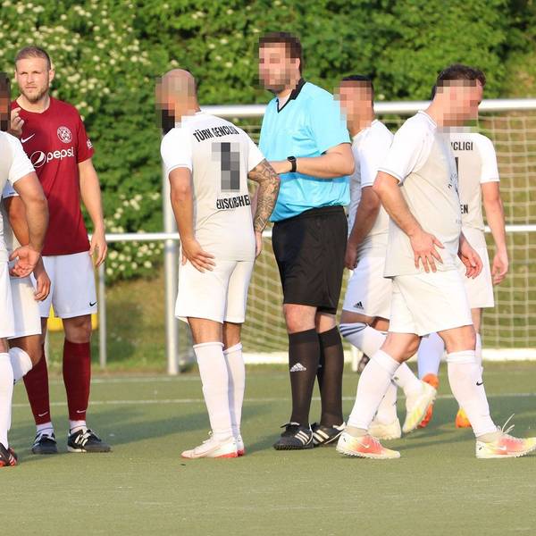 Dustin Oellers (l.) und sein Teamkollege Marcel Blum auf dem Spielfeld.