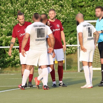 Dustin Oellers (l.)  und sein Teamkollege Marcel Blum auf dem Spielfeld.