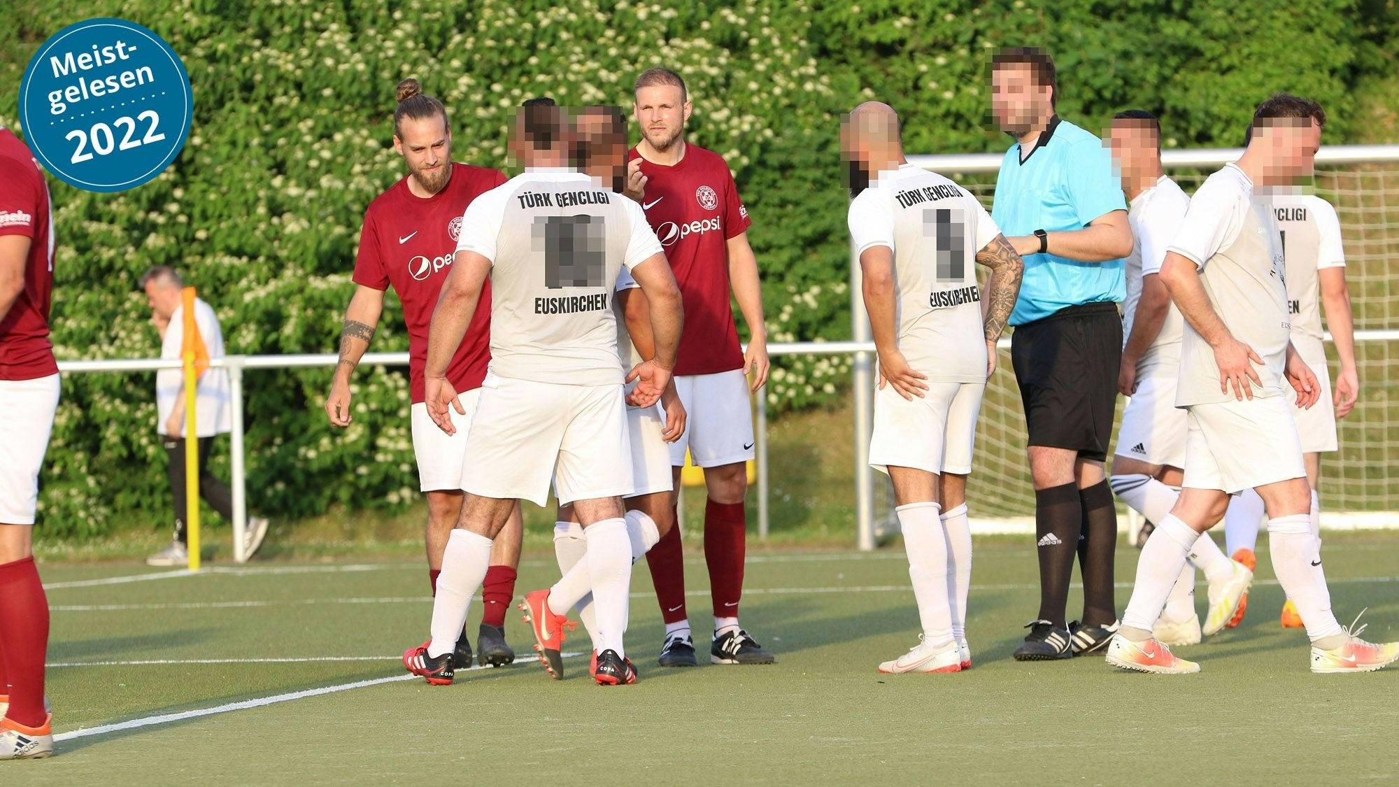 Dustin Oellers (l.)  und sein Teamkollege Marcel Blum auf dem Spielfeld.