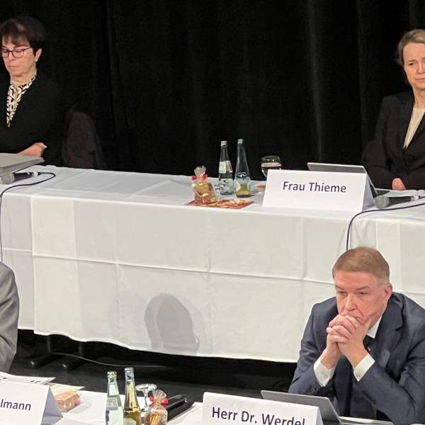 Der Kreistag Rhein-Berg hat am 15.12.22 Etat und Stellenplan zwar verabschiedet, Landrat Stephan Santelmann (l., mit Kreisdirektor Werdel) musste sich aber harsche Kritik anhören.