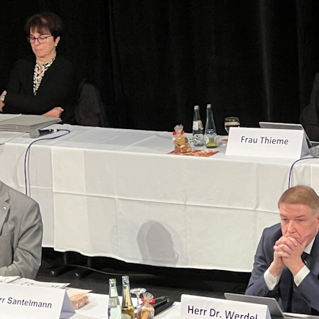 Werdel und  Santelmann sitzen nebeneinander.