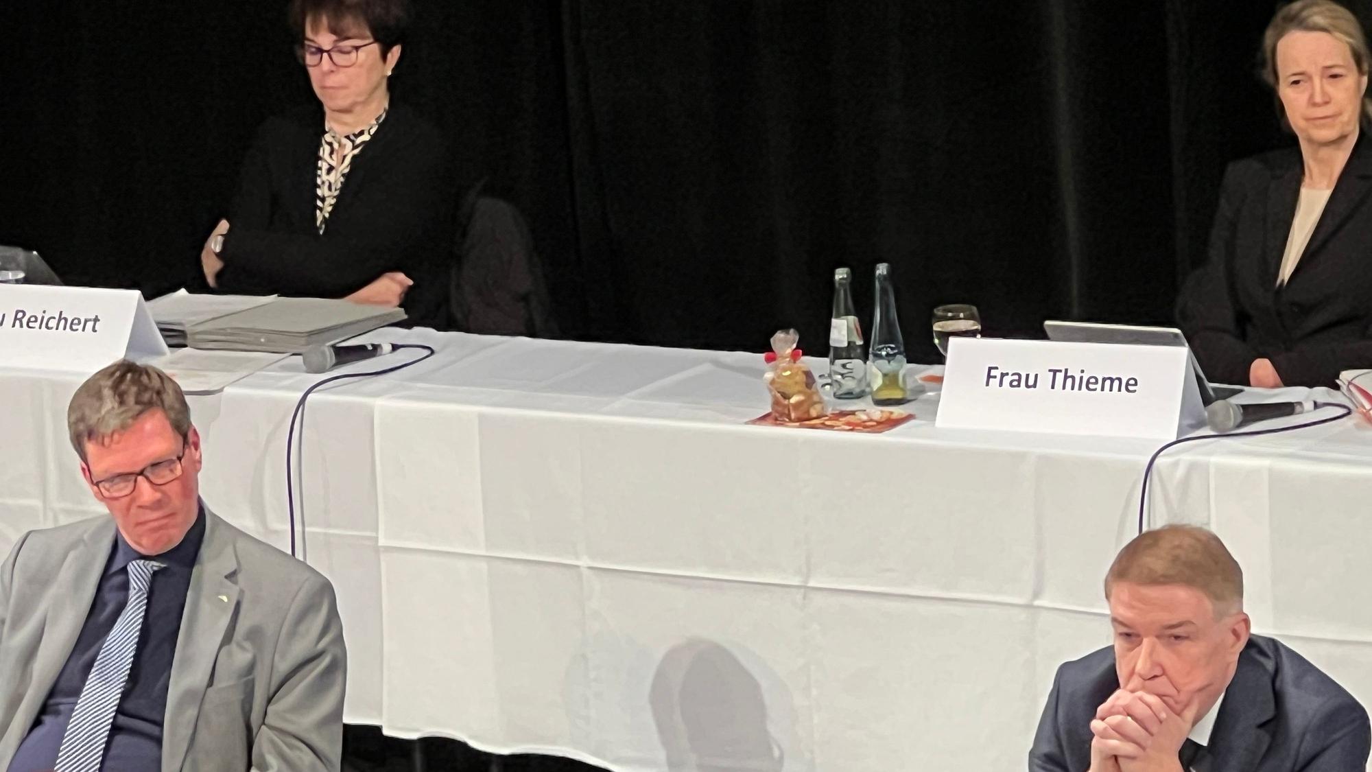 Der Kreistag Rhein-Berg hat am 15.12.22 Etat und Stellenplan zwar verabschiedet, Landrat Stephan Santelmann (l., mit Kreisdirektor Werdel) musste sich aber harsche Kritik anhören.