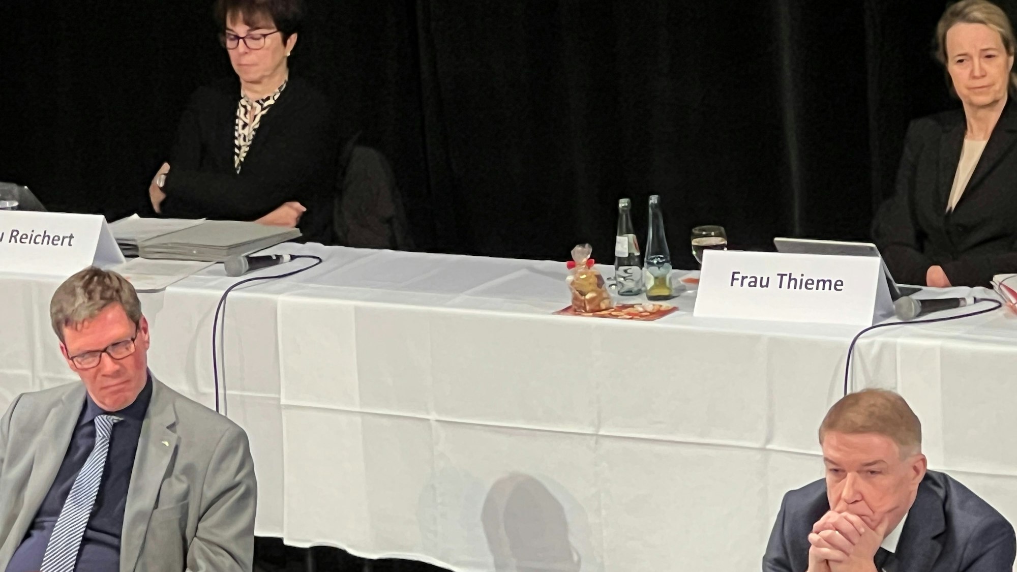 Der Kreistag Rhein-Berg hat am 15.12.22 Etat und Stellenplan zwar verabschiedet, Landrat Stephan Santelmann (l., mit Kreisdirektor Werdel) musste sich aber harsche Kritik anhören.