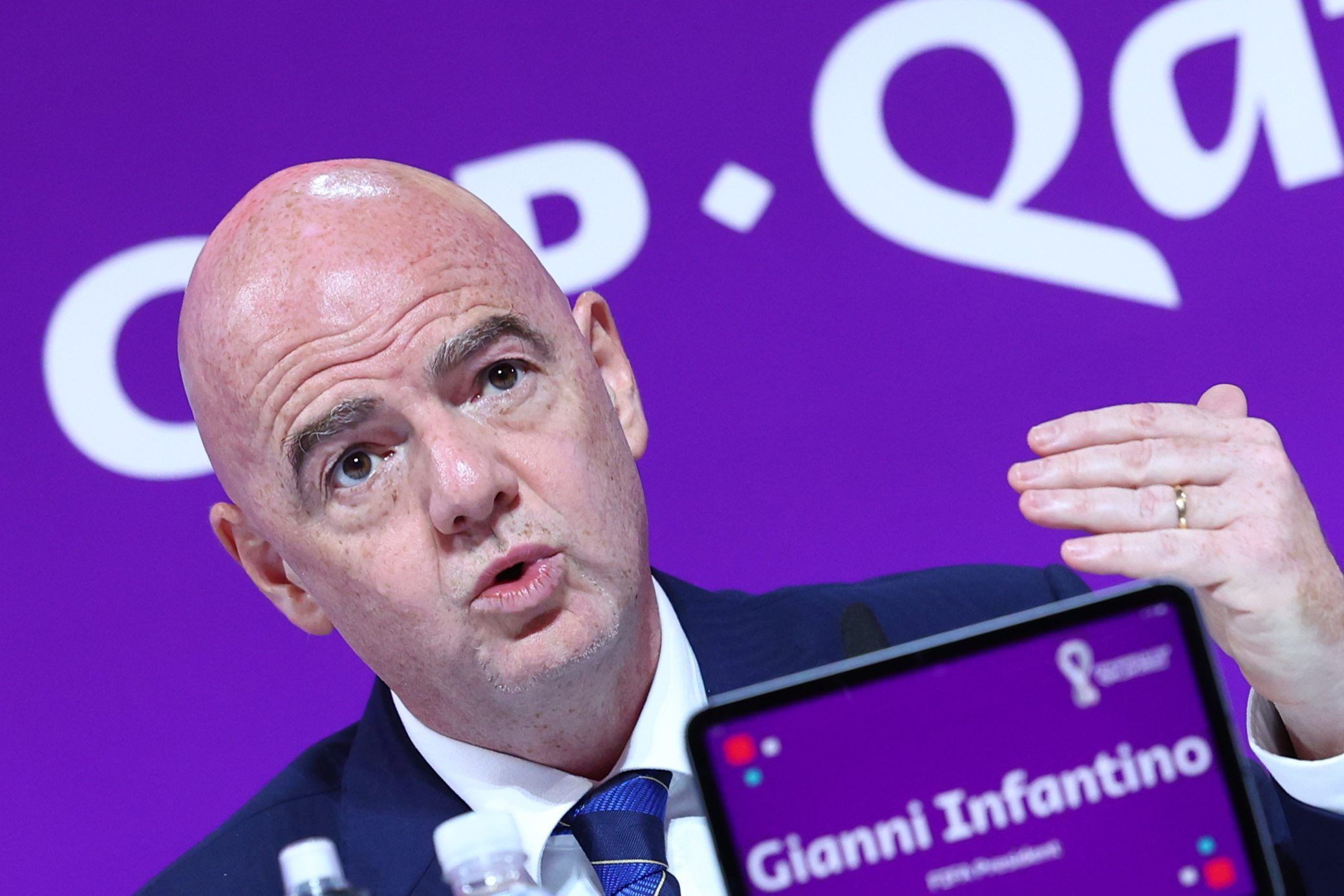 FIFA-Präsident Gianni Infantino spricht auf einer Pressekonferenz.