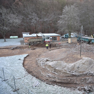 Baufahrzeuge stehen auf dem Spielplatz im Mühlenpark.