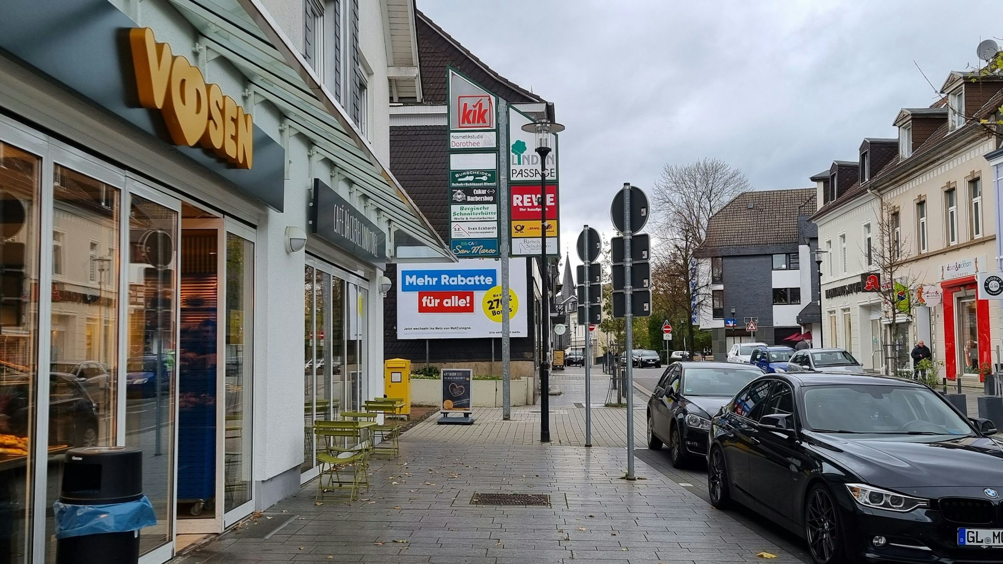 Innenstadt Burscheid, Hauptstraße mit Bäckerei und Auto.