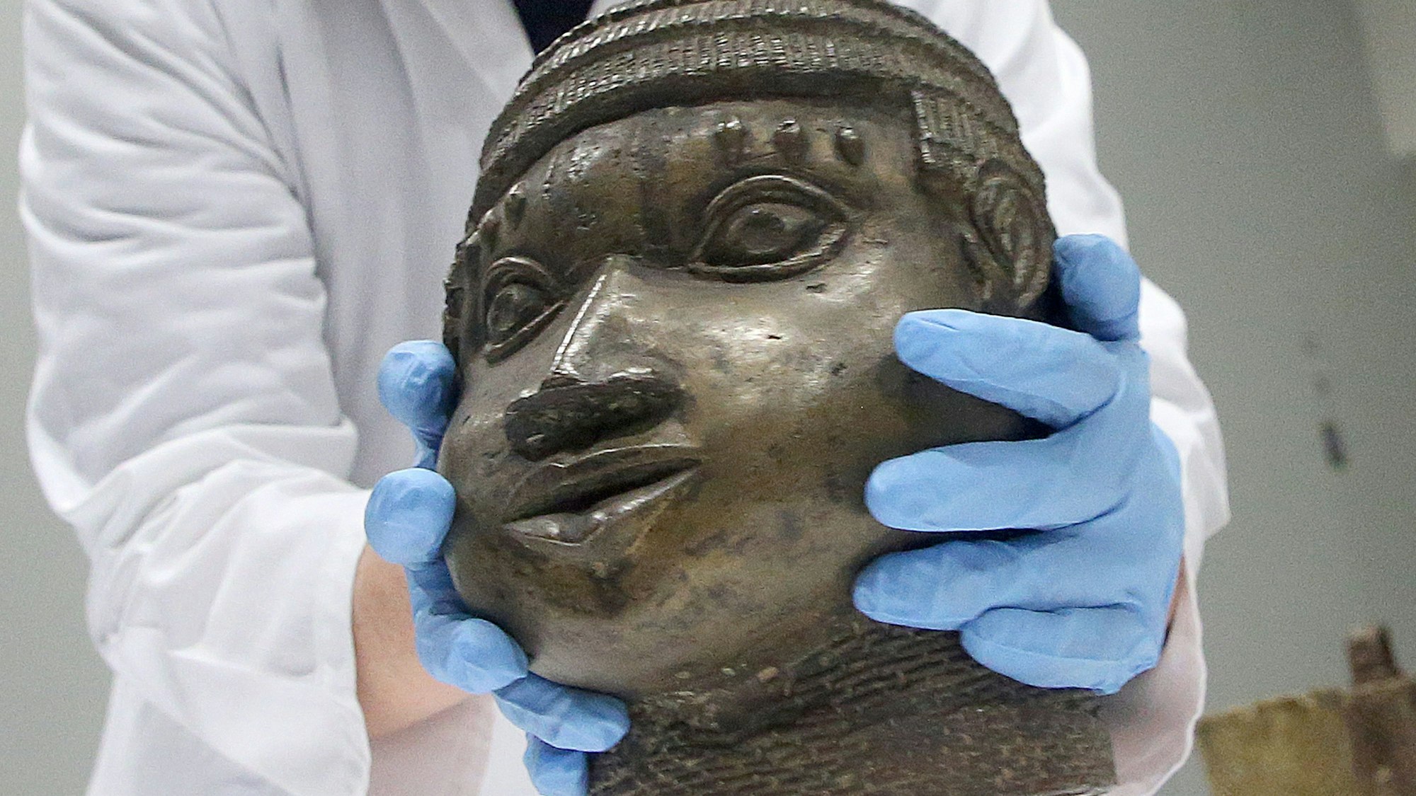 Eine Museumsmitarbeiterin verpackt eine der Benin-Bronzen, die für die Rückgabe nach Nigeria im Ethnologischen Museum Dahlem zusammen gestellt wurden.