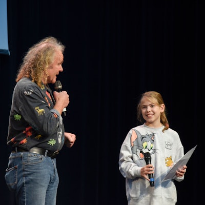 Der Frontsänger von der Kölner Band „Köbes Underground“ Ecki Piper und Anna von der Domsingschule stehen im Tonstudio.