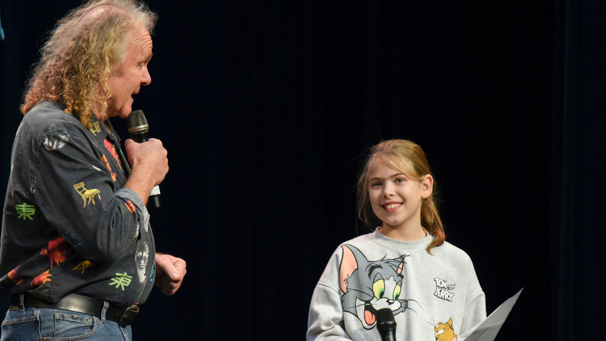 Der Frontsänger von der Kölner Band „Köbes Underground“ Ecki Piper und Anna von der Domsingschule stehen im Tonstudio.