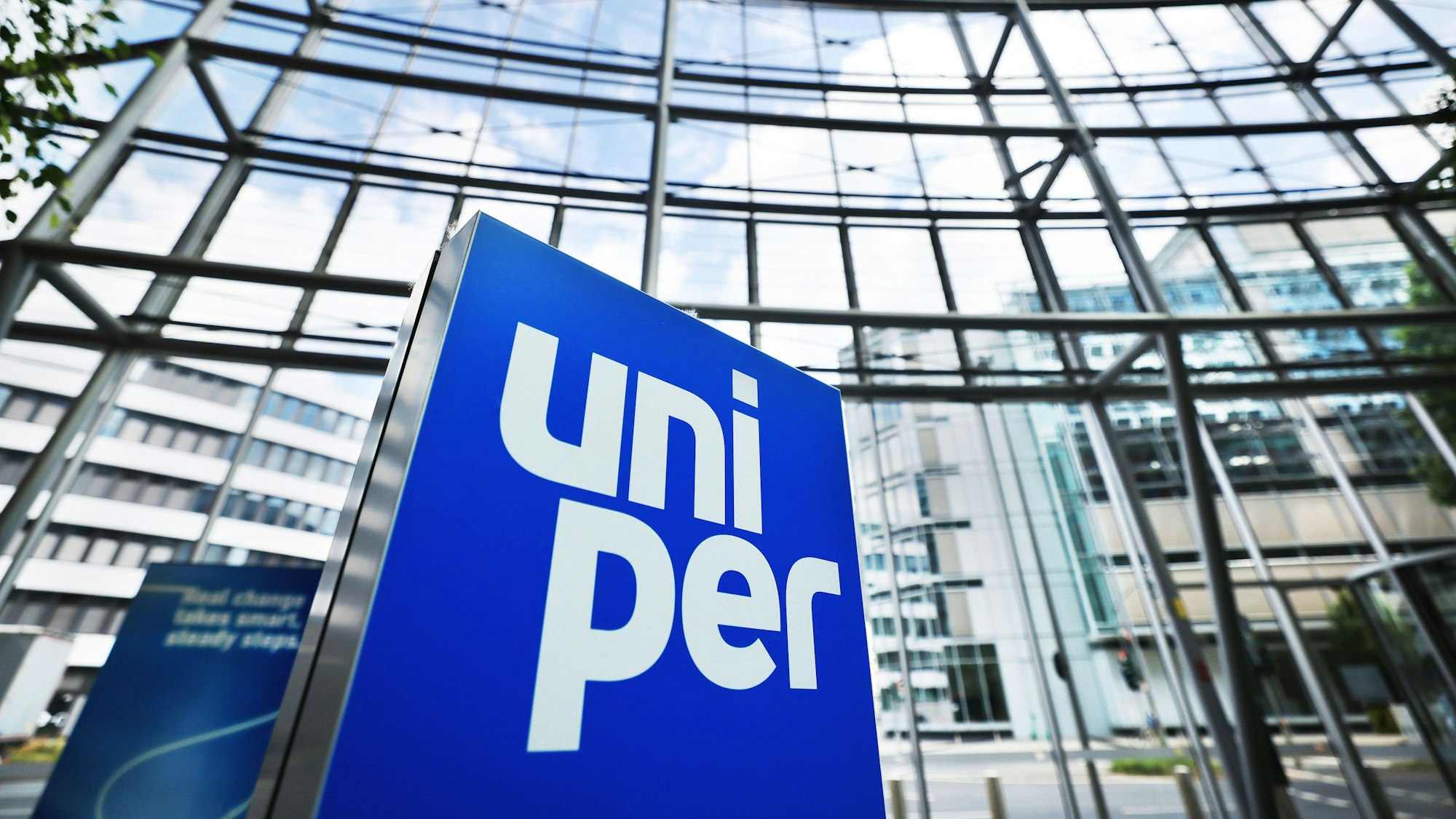 Ein blaues Schild mit dem Logo des Energie-Versorgers Uniper steht in der Firmenzentrale in Düsseldorf. (Archivbild)