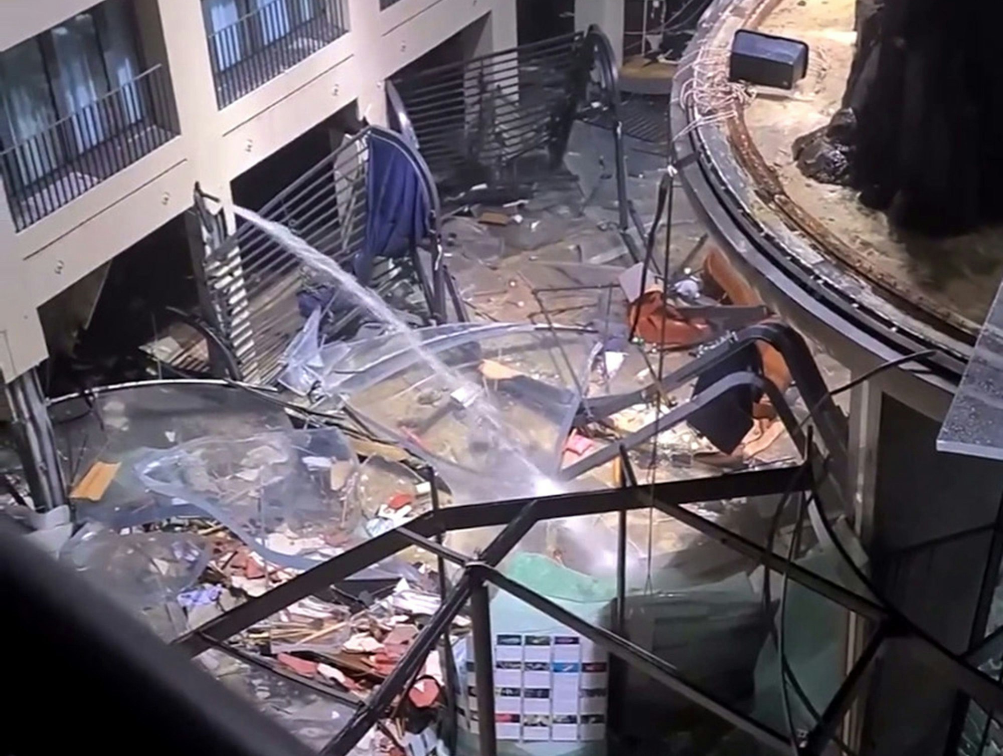 Das Atrium eines Hotels ist verwüstet und liegt in Trümmern.