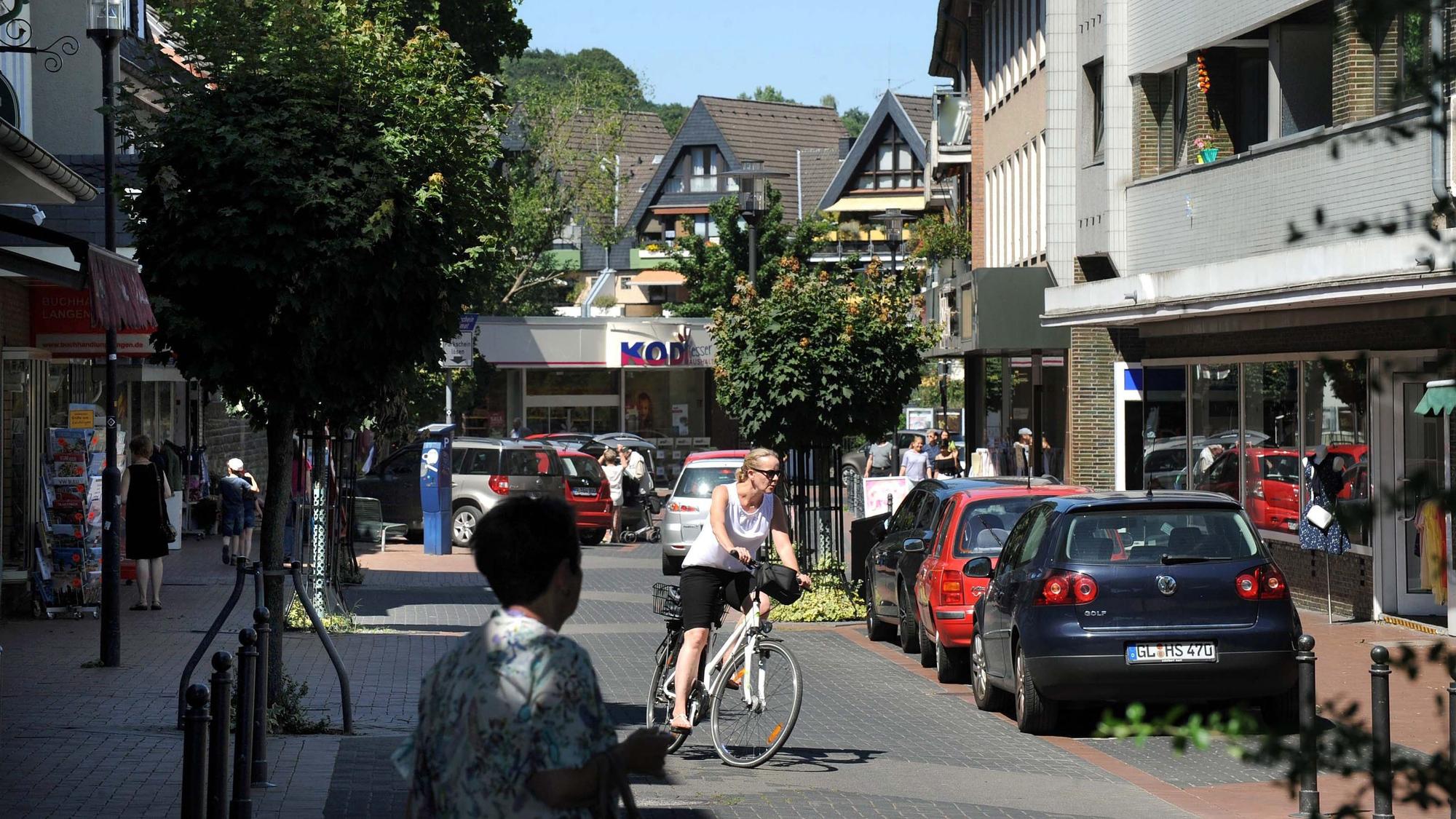 Fußgänger, Radfahrer und Autofahrer: In der Brückenstraße treffen viele Verkehrsteilnehmerinnen und Verkehrsteilnehmer aufeinander. (Archivfoto)
