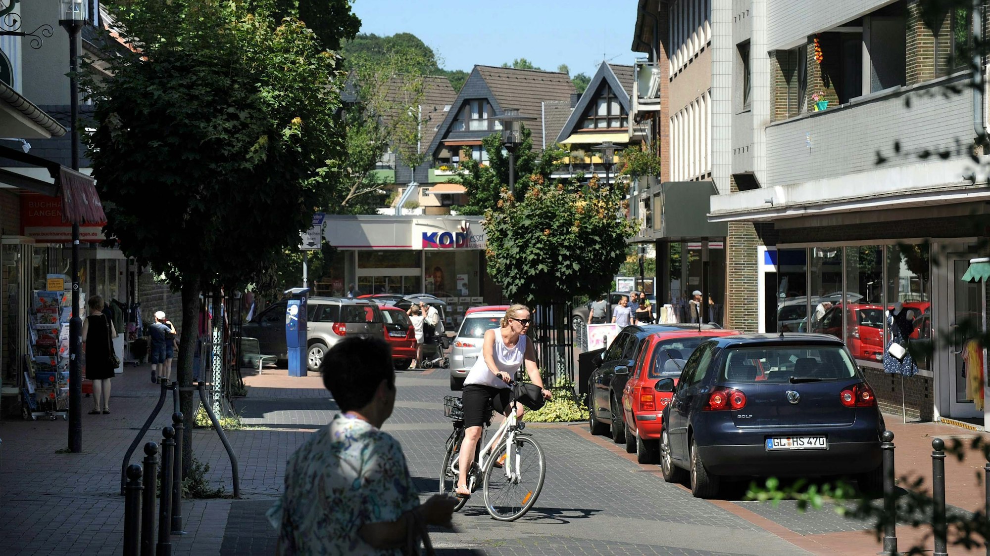 Fußgänger, Radfahrer und Autofahrer: In der Brückenstraße treffen viele Verkehrsteilnehmerinnen und Verkehrsteilnehmer aufeinander. (Archivfoto)