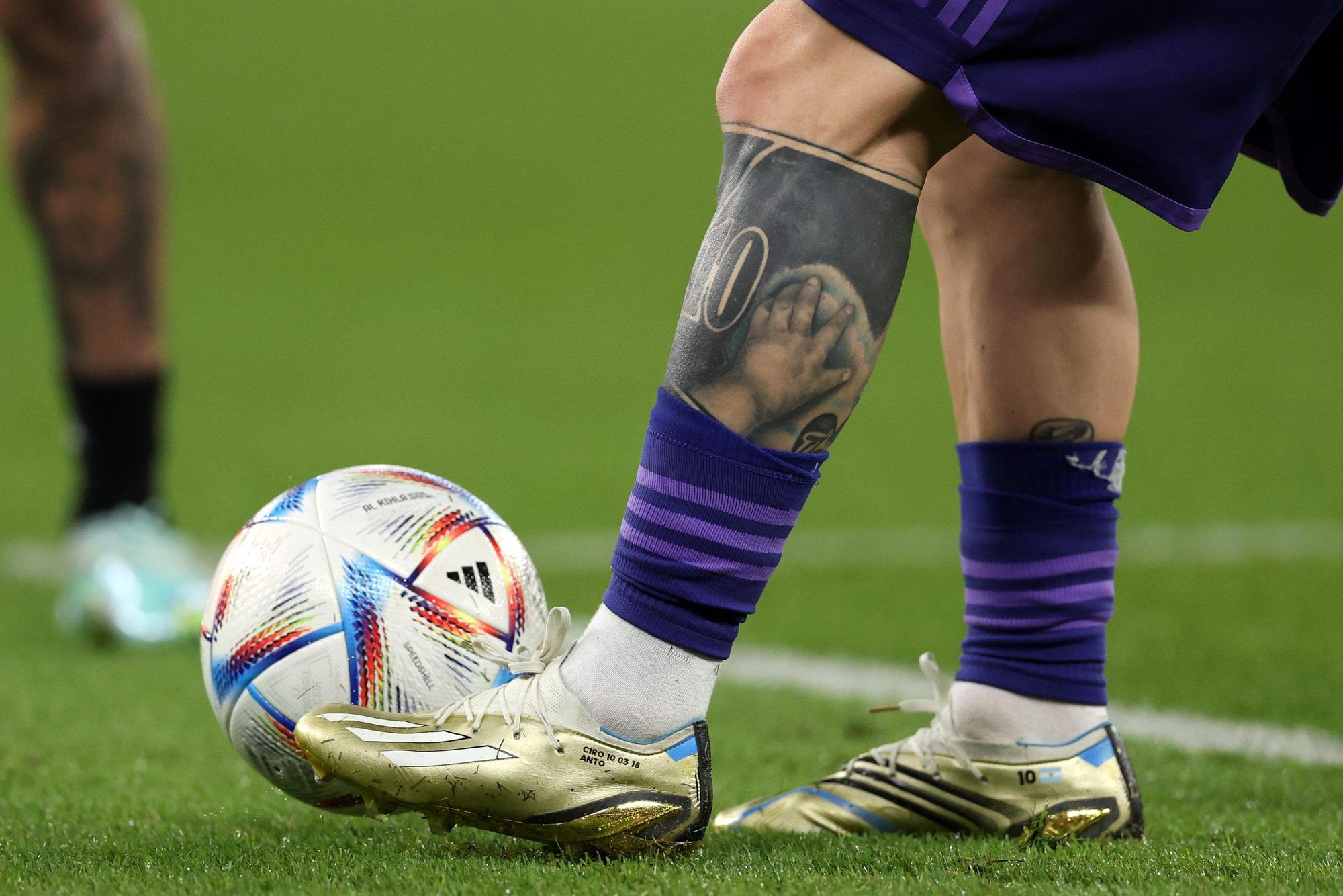 Eins von Messis Tattoos.