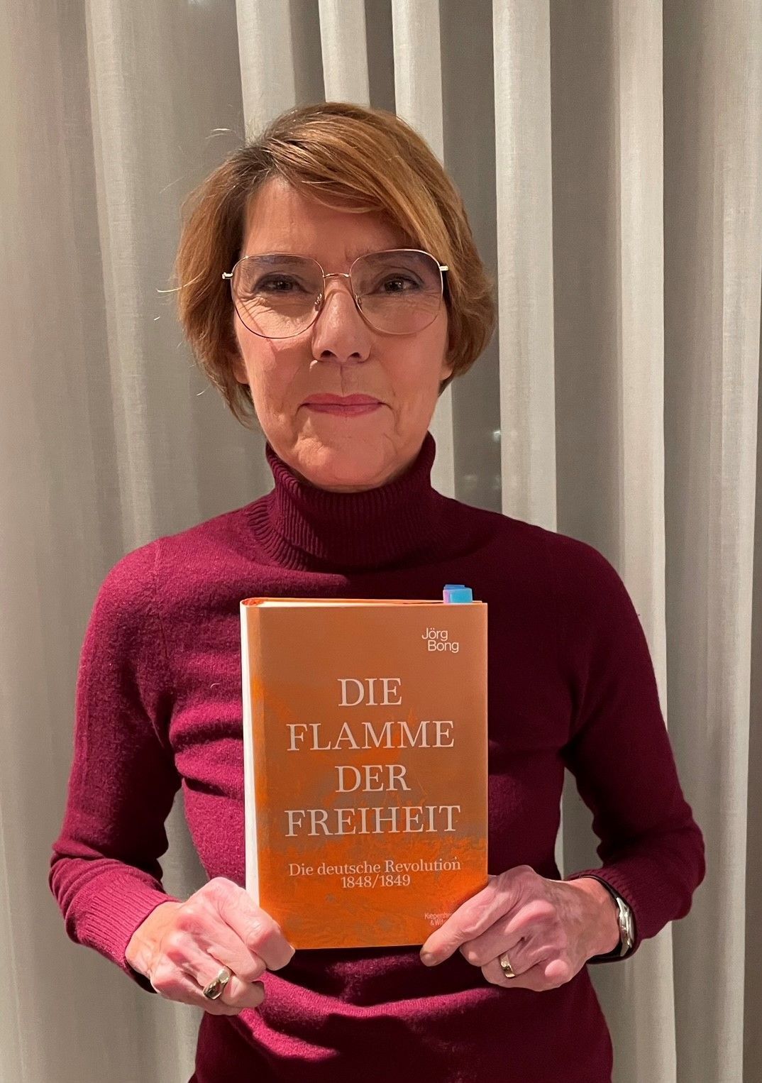 Bettina Böttinger mit ihrem Lieblingsbuch des Jahres 2022