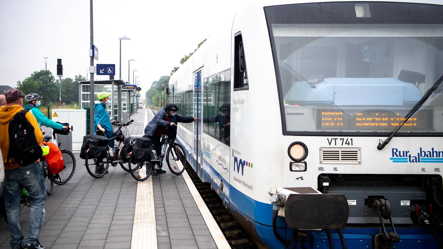 Fahrgäste steigen am Euskirchener Bahnhof in die Bördebahn ein.