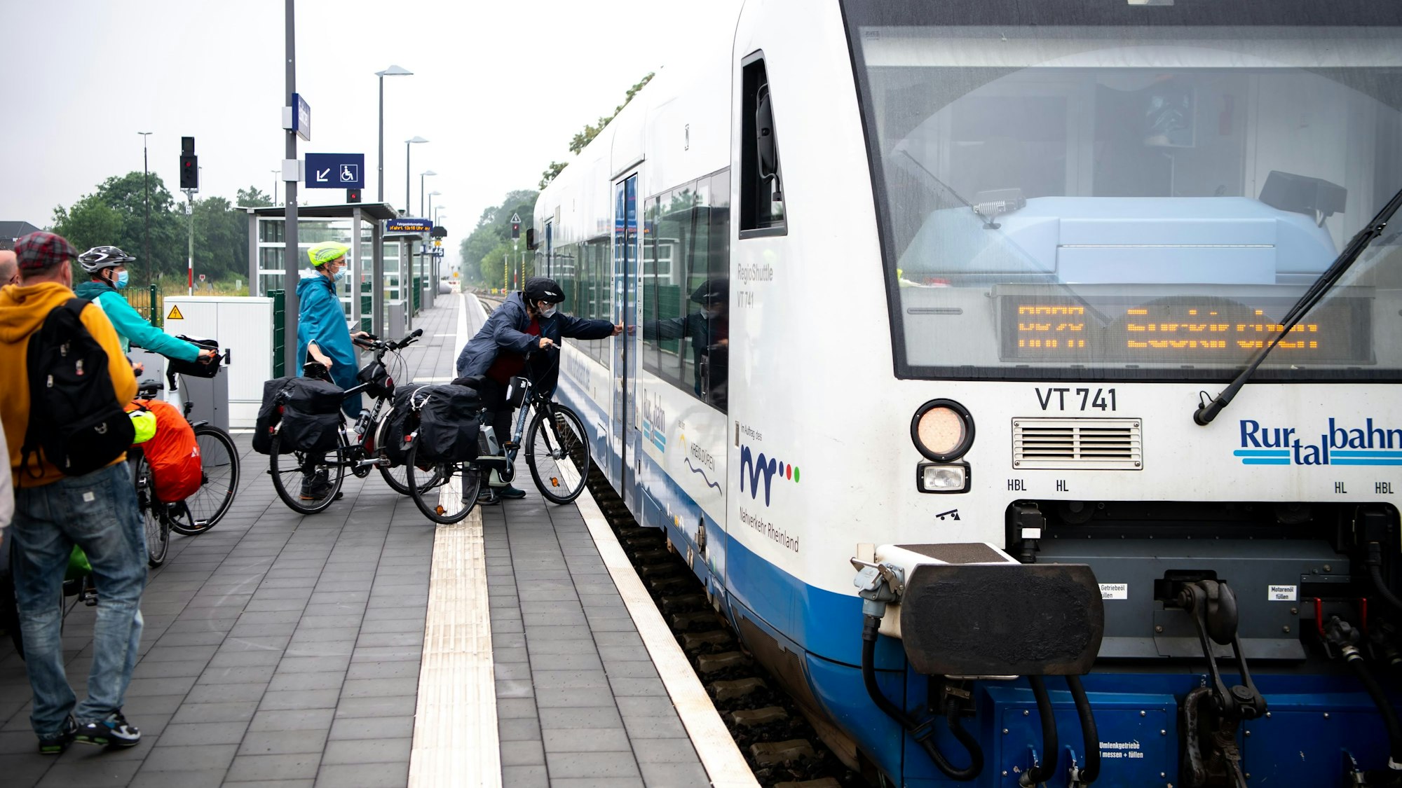 Fahrgäste steigen am Euskirchener Bahnhof in die Bördebahn ein.