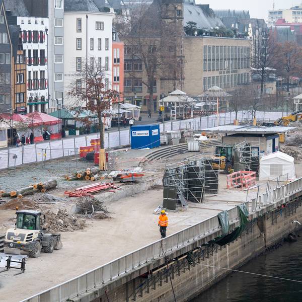 Die Kragplatte, der Teil der Uferpromenade vor der Altstadt, der in den Rhein hineinragt, wird abgerissen und neu gebaut.